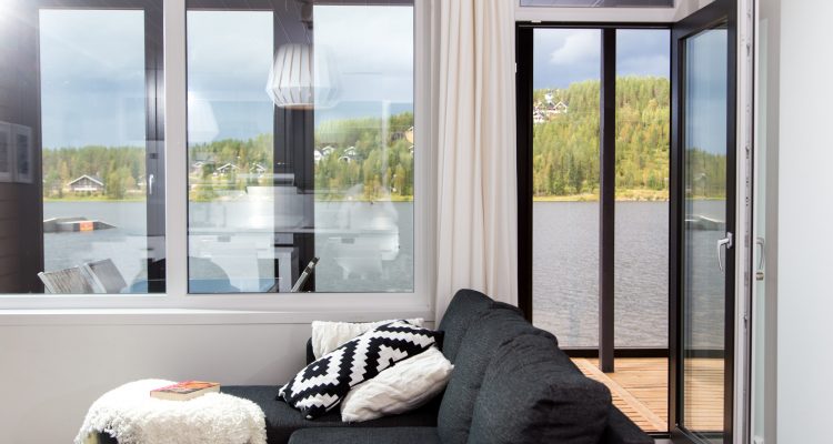Rivitaloasunto-kiinteä-ikkuna-ja-ikkunovi-750x400