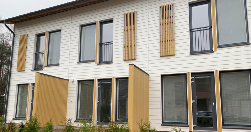 Ranskalaiset parvekeratkaisut integroidulla pinnakaiteella.